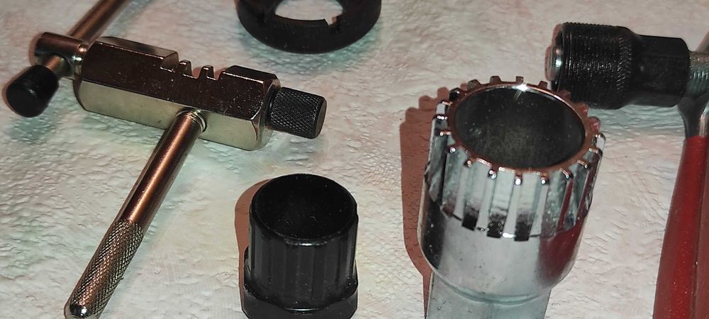 vand - chei scule pt. service bicicleta noi nefolosite :