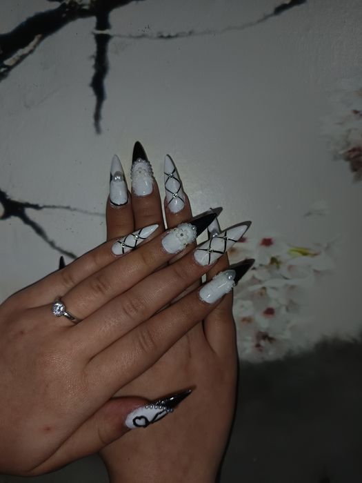 Manichiura unghii cu gel