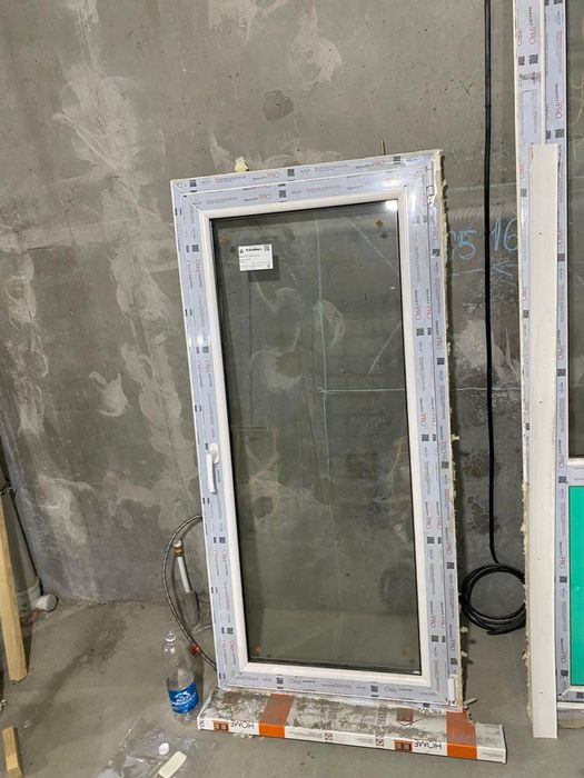 Пластиковая дверь и окно срочно продам