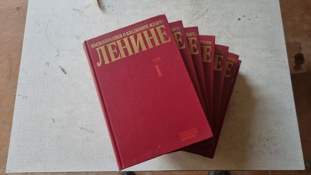 Продаются книги.