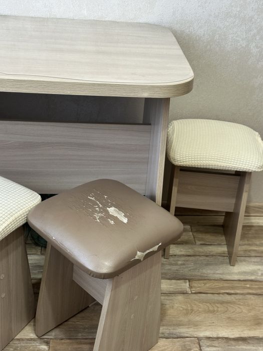 Продам стол и 4 табурета