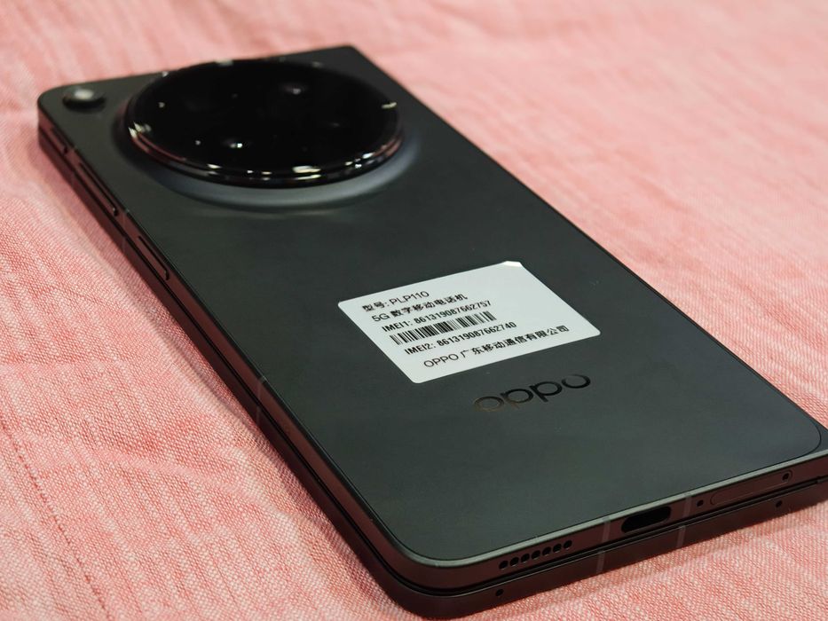 Нов Oppo Find N6 12/256 черен - сгъваем 8.12";SD8 Elite Gen5; 6000mAh; Hasselblad 200mpx