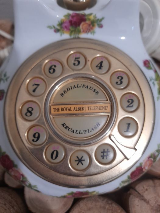 Порцеланов телефон на Royal Albert