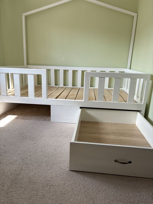 Pat copii tip casuta realizat la comanda din lemn paltin