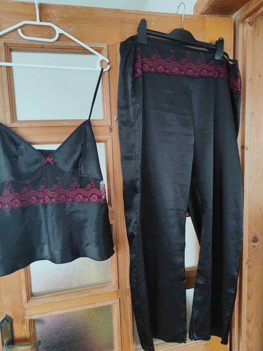 Compleu de satin negru