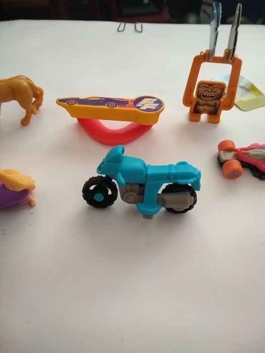 Продавам 6 бр. играчки от яйца на Kinder / Киндер от серия Kinder Surprise