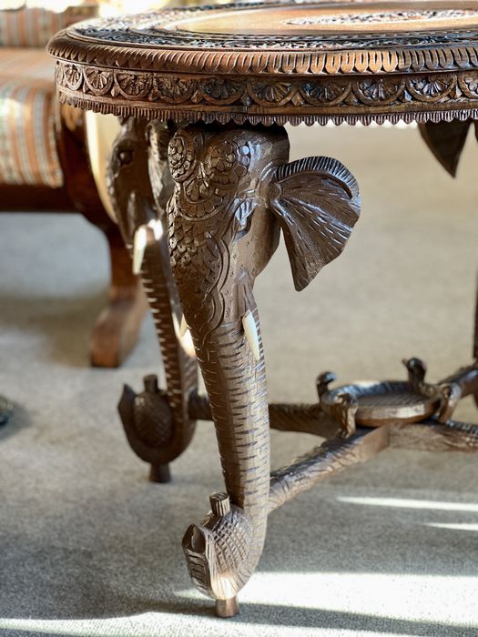 Măsuță sculptată manual cu elefanți – lemn masiv, piesă deosebită