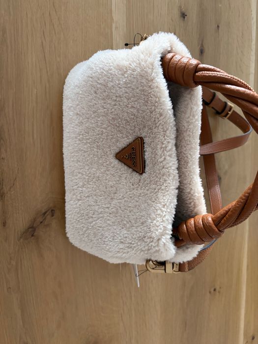 Чанта Guess чисто нова