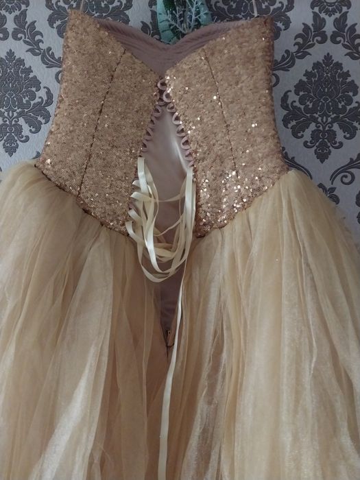 Платье нарядное.