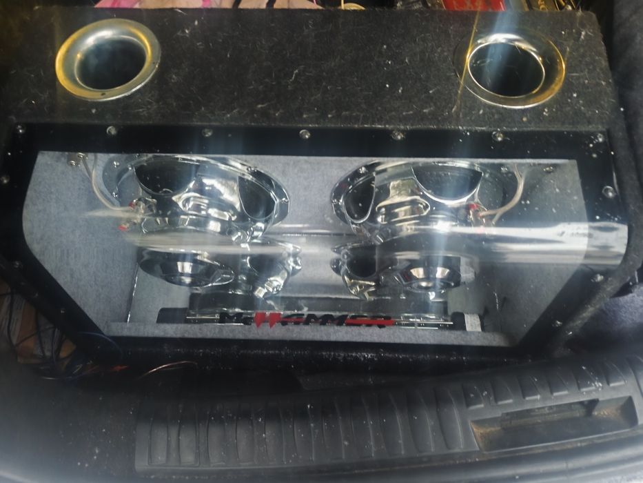 Vând Swboofer auto cu 2 difuzoare, sticla și lumina ambientala.