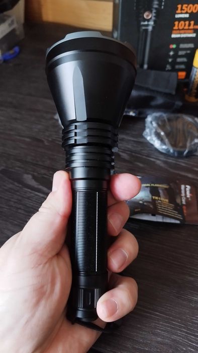Продавам далекобоен фенер Fenix HT 18