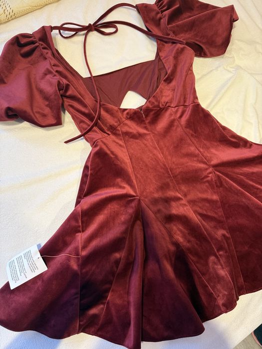 Кокетна рокля в цвят бордо. НОВА!