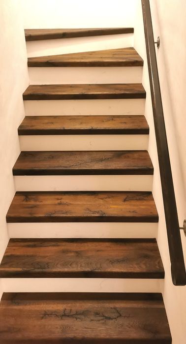 Scări de lemn masiv