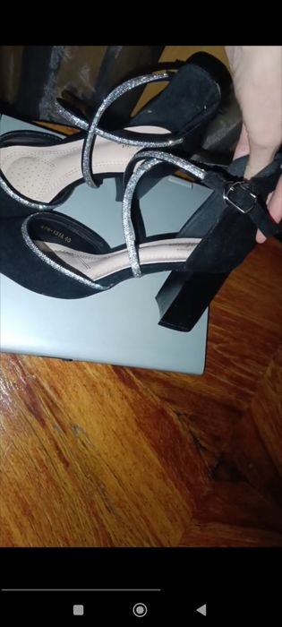 Элегантные вечерние туфли с камнями и на каблучке