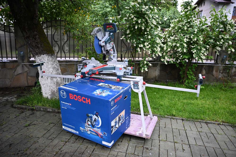 Fierăstrău circular cu brat glisant Bosch GCM 12 GDL + Masă GTA 2600 + Suport mobil (Stare Impecabilă/Ca Nou)