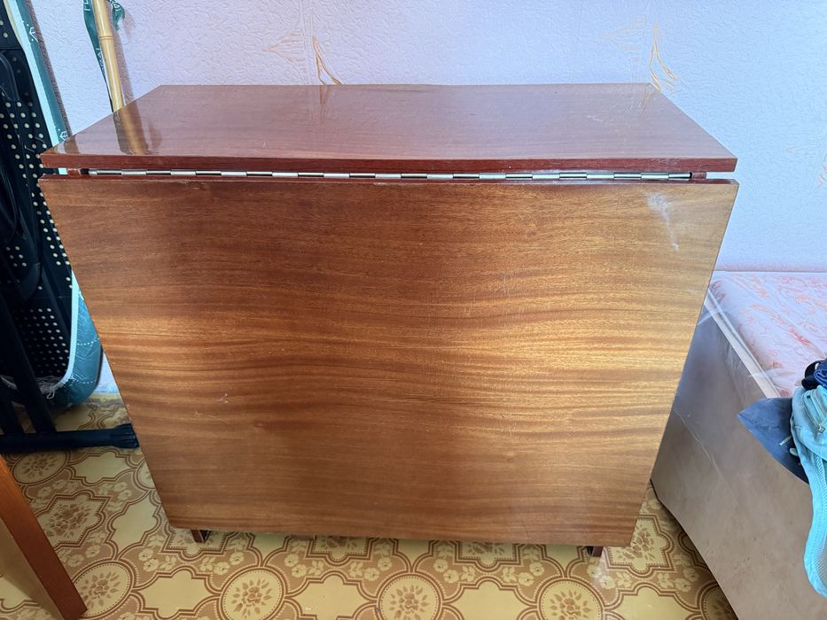 Продам кресло и стол книжку