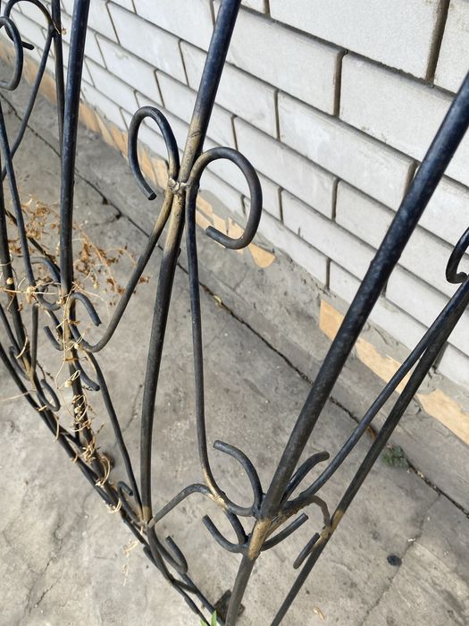 Продам железные решетки на окна