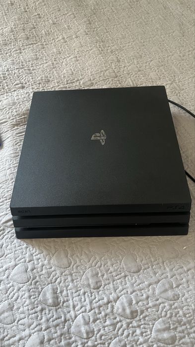 Продам ps4 с 2 джостиками