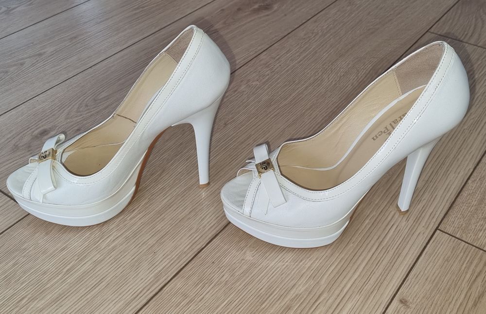 Sara Pen бели на висок ток с платформа