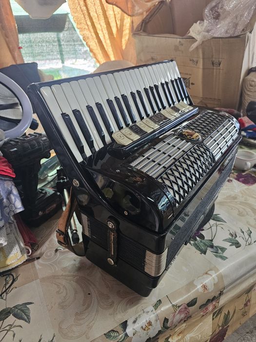 Vând acordeon weltmeister