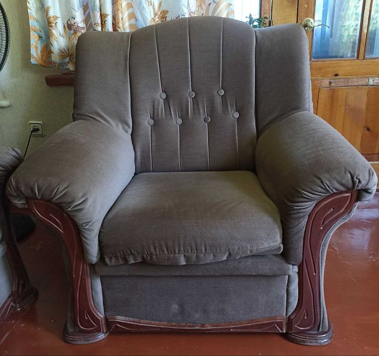 Диван раскладной с двумя креслами в комплекте для гостиной комнаты.