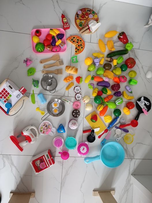 Дървена кухня и магазин + касов апарат, уреди з аготвене и продукти