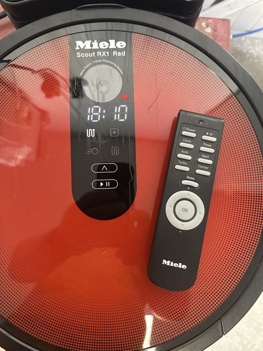 Продавам робот за сухо почистване Miele RX1 Scout