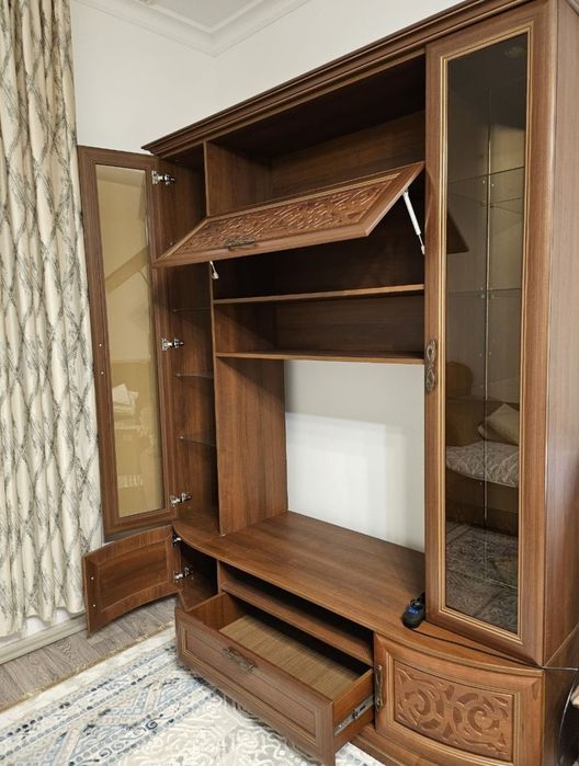 стенка для телевизора и комод с зеркалом