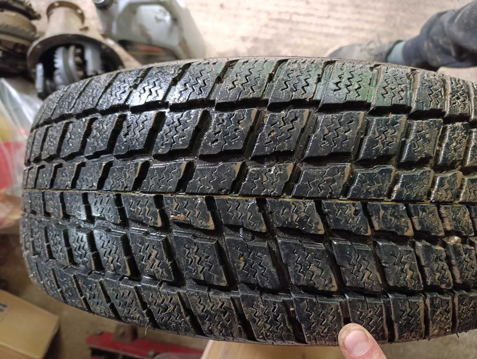 200EUR.Продавам комплект гуми с джанти:7J/ET-00/R15/255/70/6x139.7 Намират се в Велико Търново. Телефон за връзка:0879392021