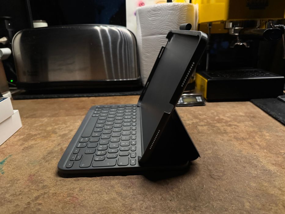 Logitech Slim Folio за iPad 10 2022 и ipad 11 2025 nordic layout