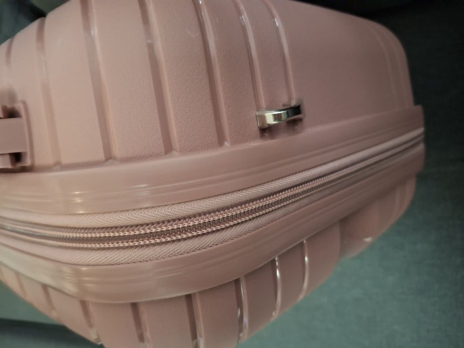 Розово куфарче за ръчен багаж