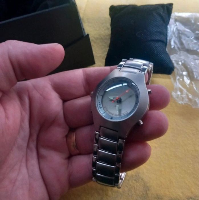 Ceas barbat NOU , cutie , necesita servisare baterii , ofer eu bateril