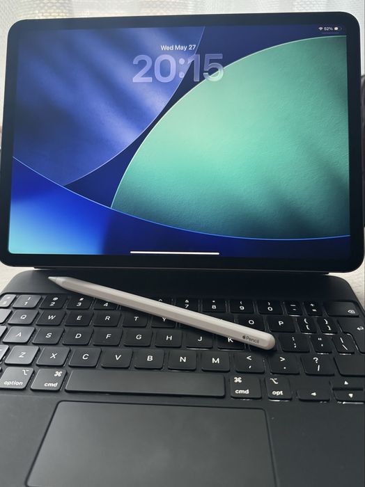 iPad Pro 11" Gen 3, 128 GB + husa cu tastura + pen