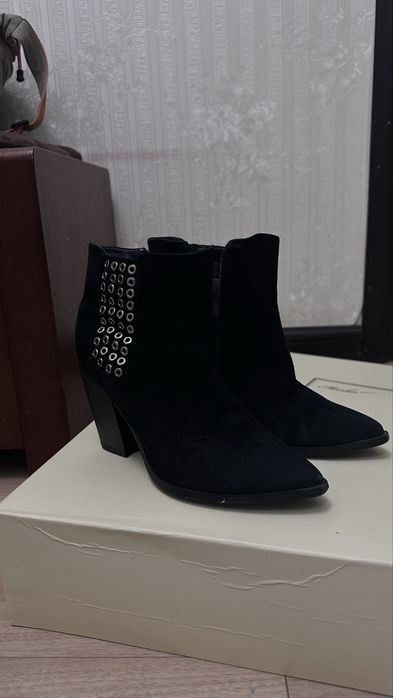 Женские зимние ботинки казаки