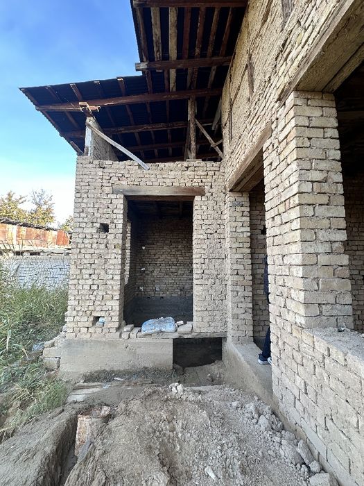 Nazarbek uchastka sotiladi 5 sotix 3 xona karobka