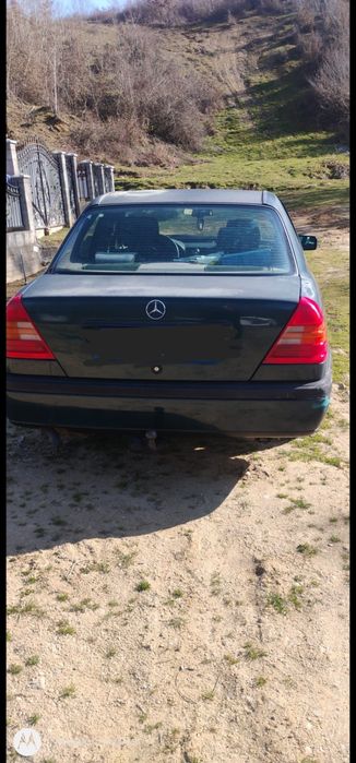 Mașină Mercedes W124 în stare bună