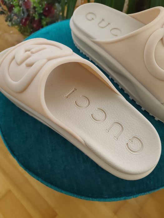 Vând papuci Gucci