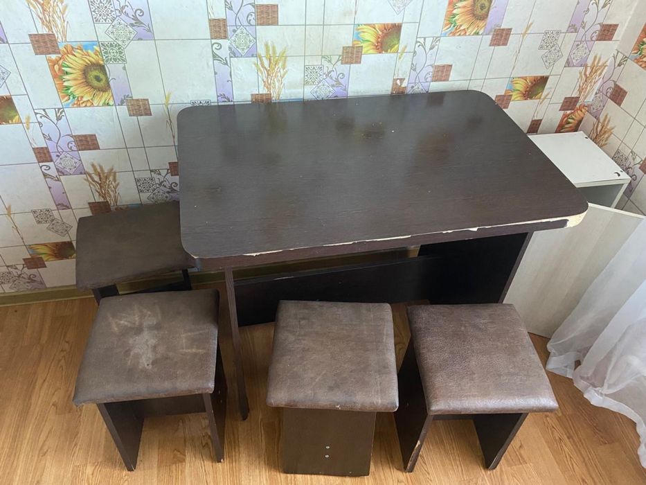 Стол и 4 табурета б/у