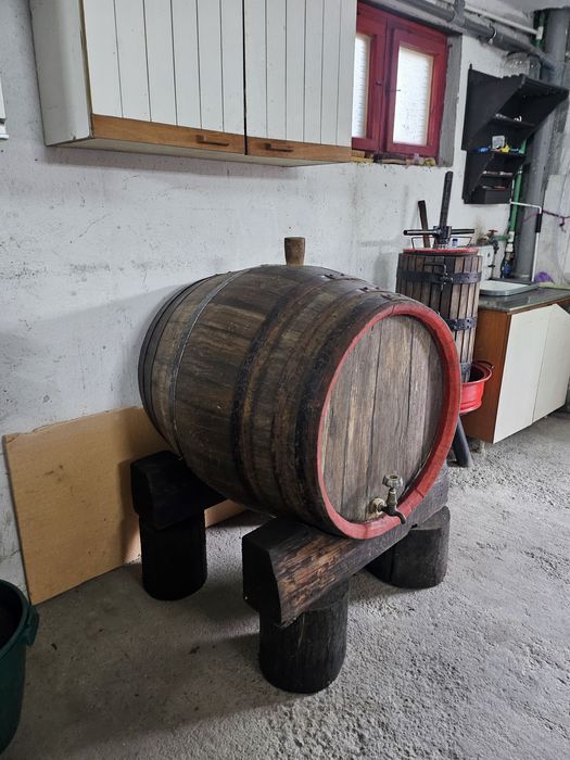 Butoi de vin , din stejar 300 litri