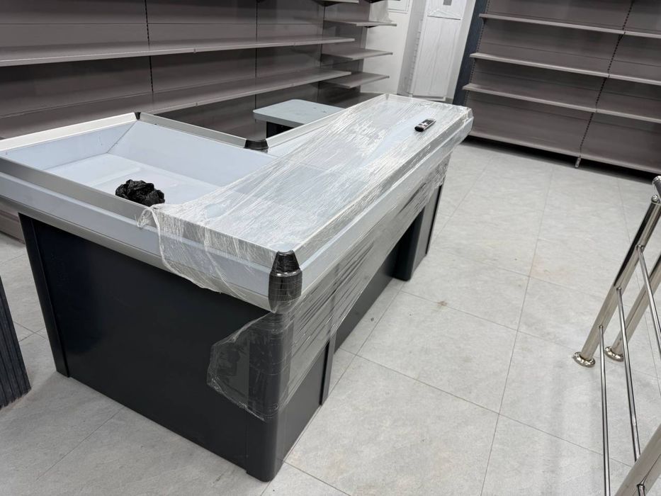 Стеллажи и кассовый стол