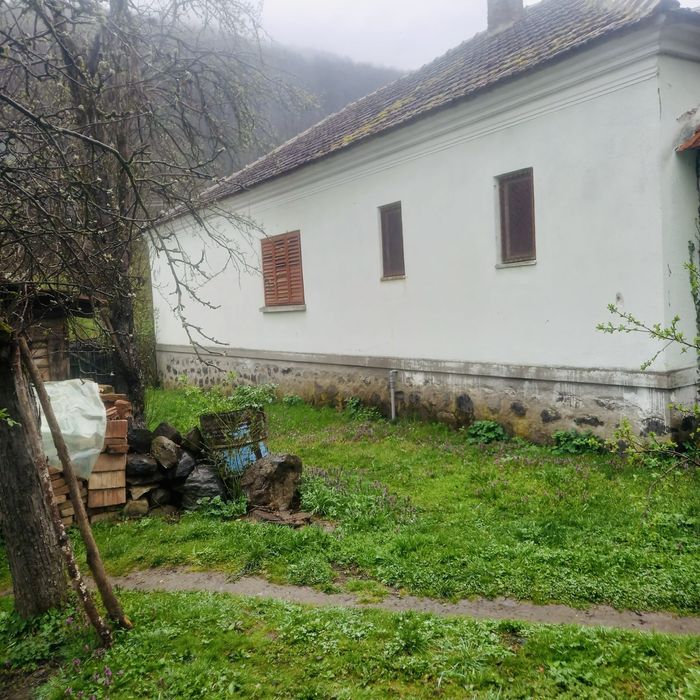 Casă și teren de vânzare