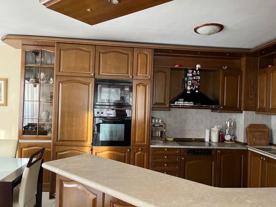 Гръцка кухня( 5,4 м.) с бар (1,8 м.) с  врати от масивна дъбова рамка