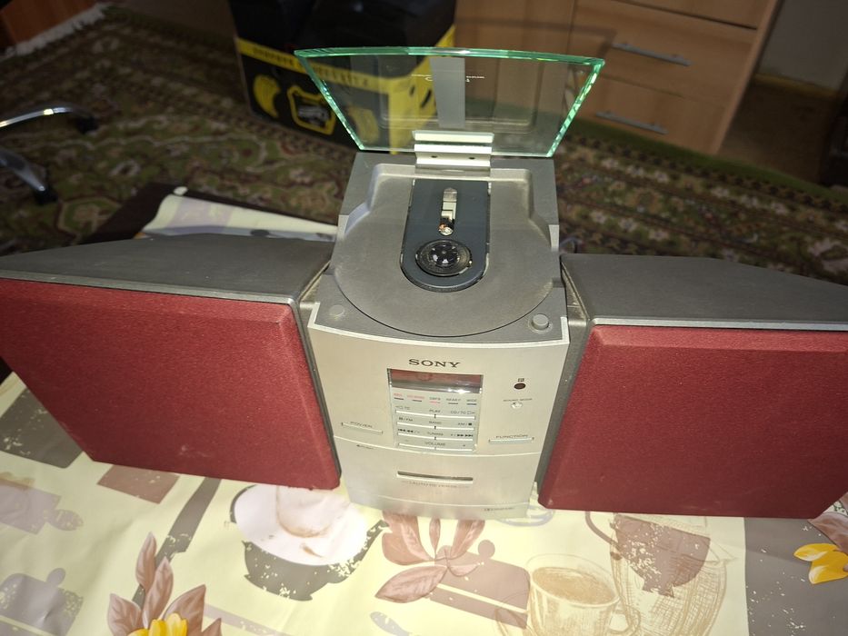 Sistem audio compact Sony cu CD Player si cass cu Autorevers, boxe detașabile
