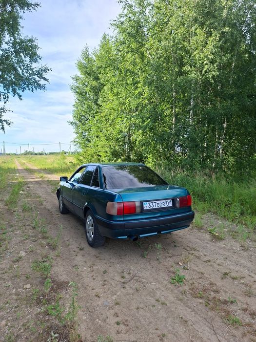 Увереная Ауди 80 б4