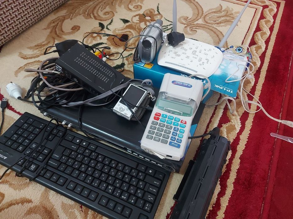 Сотилади.Компьютер камера роутер,узб тюнер, ДвД,кртреж ,