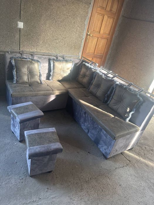 Ugalok kuxiniy 2 ta pufig  stol