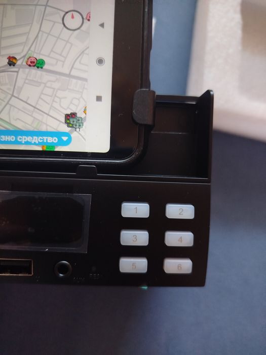 Мултимедия за автомобил с поставка за телефон