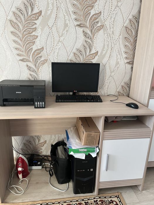 Киім шкафы мен компьютер үстелі сатылады