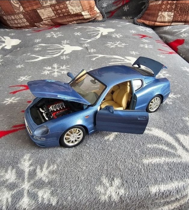 Macheta metalica maserati 3200 GT 1998 burago scara 1:18