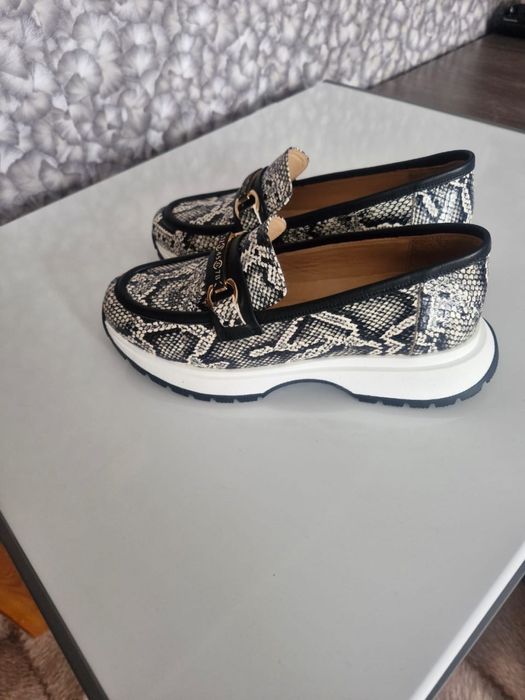 Продам новую обувь